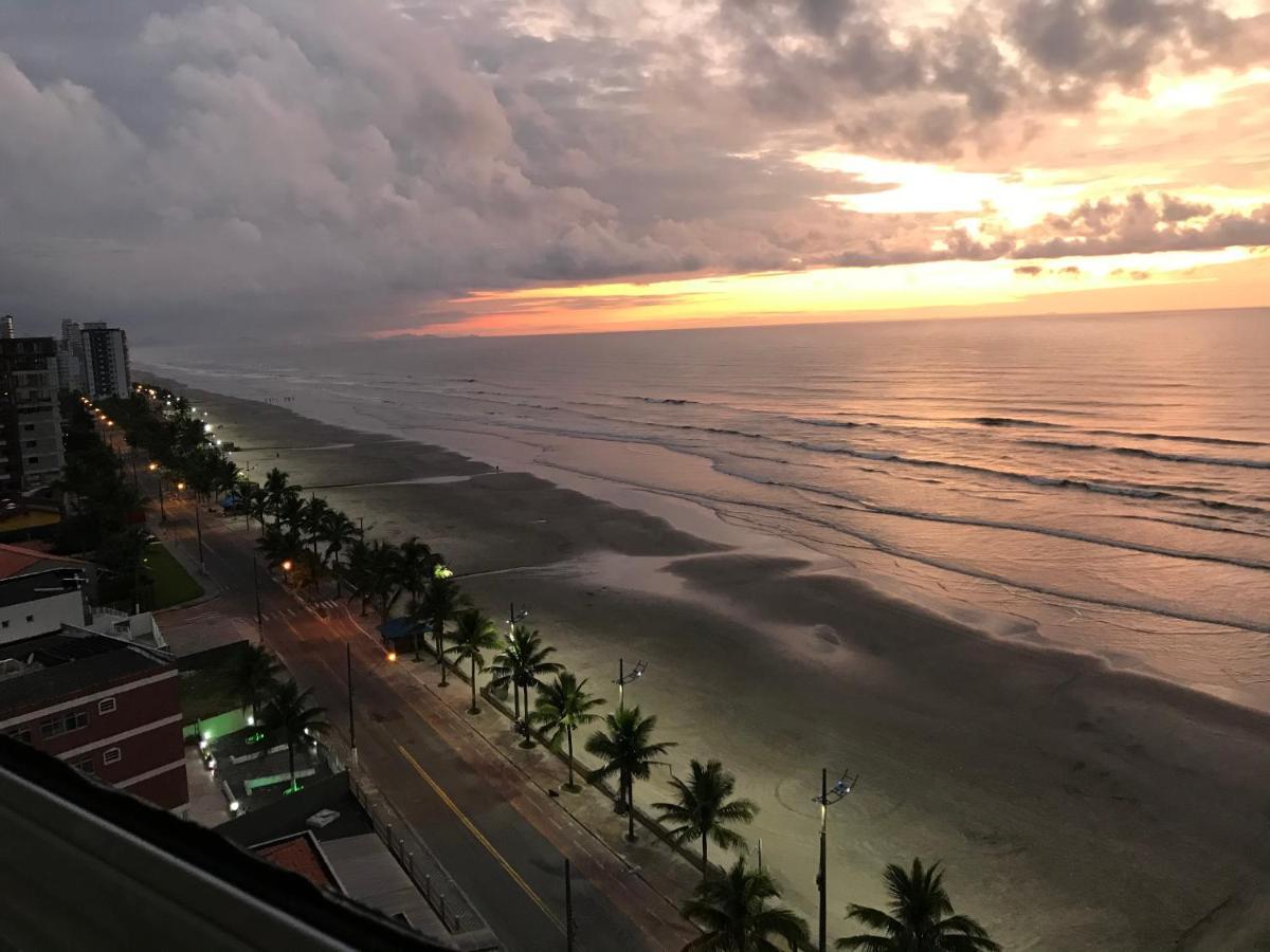 Mongagua Com Vista Para O Mar Pe Na Areia Exterior photo