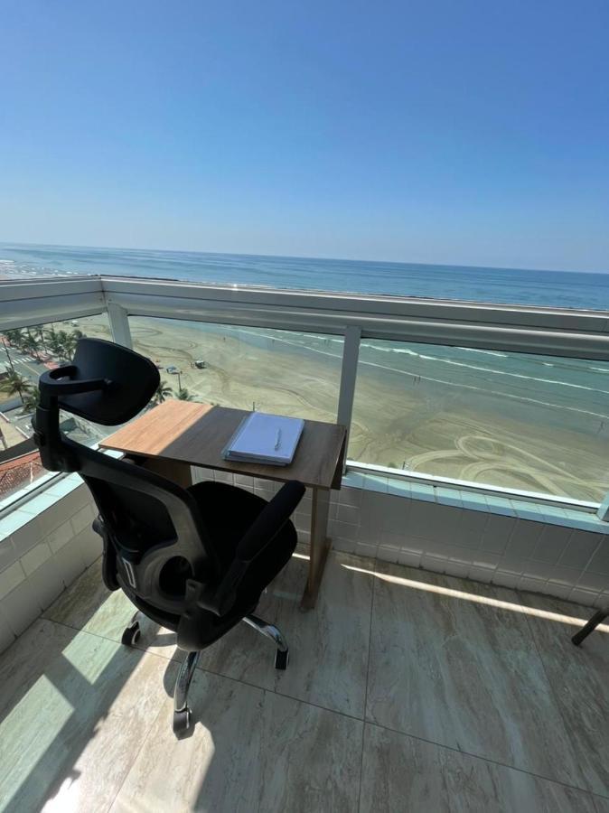 Mongagua Com Vista Para O Mar Pe Na Areia Exterior photo